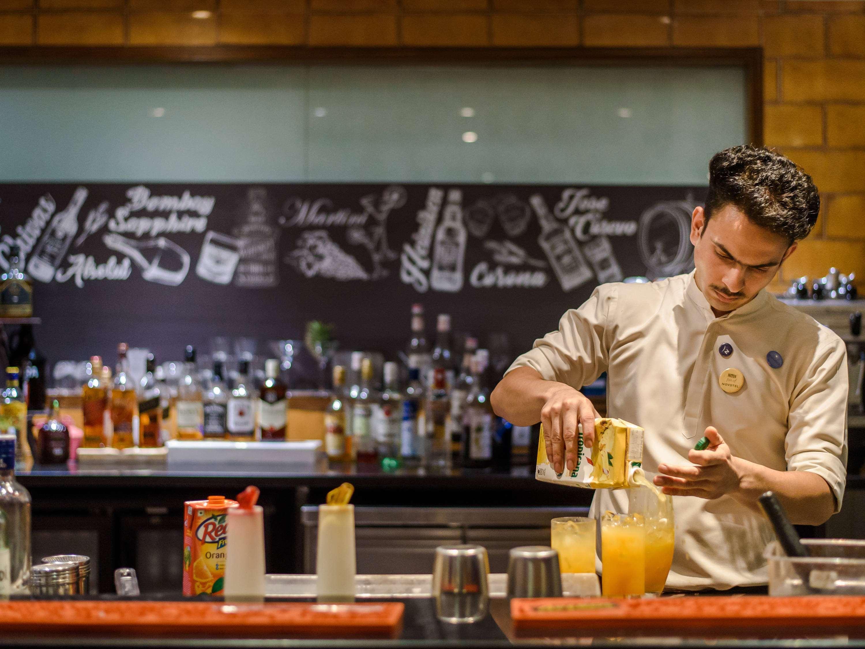 Novotel Goa Resort & Spa Candolim Extérieur photo A bartender at work