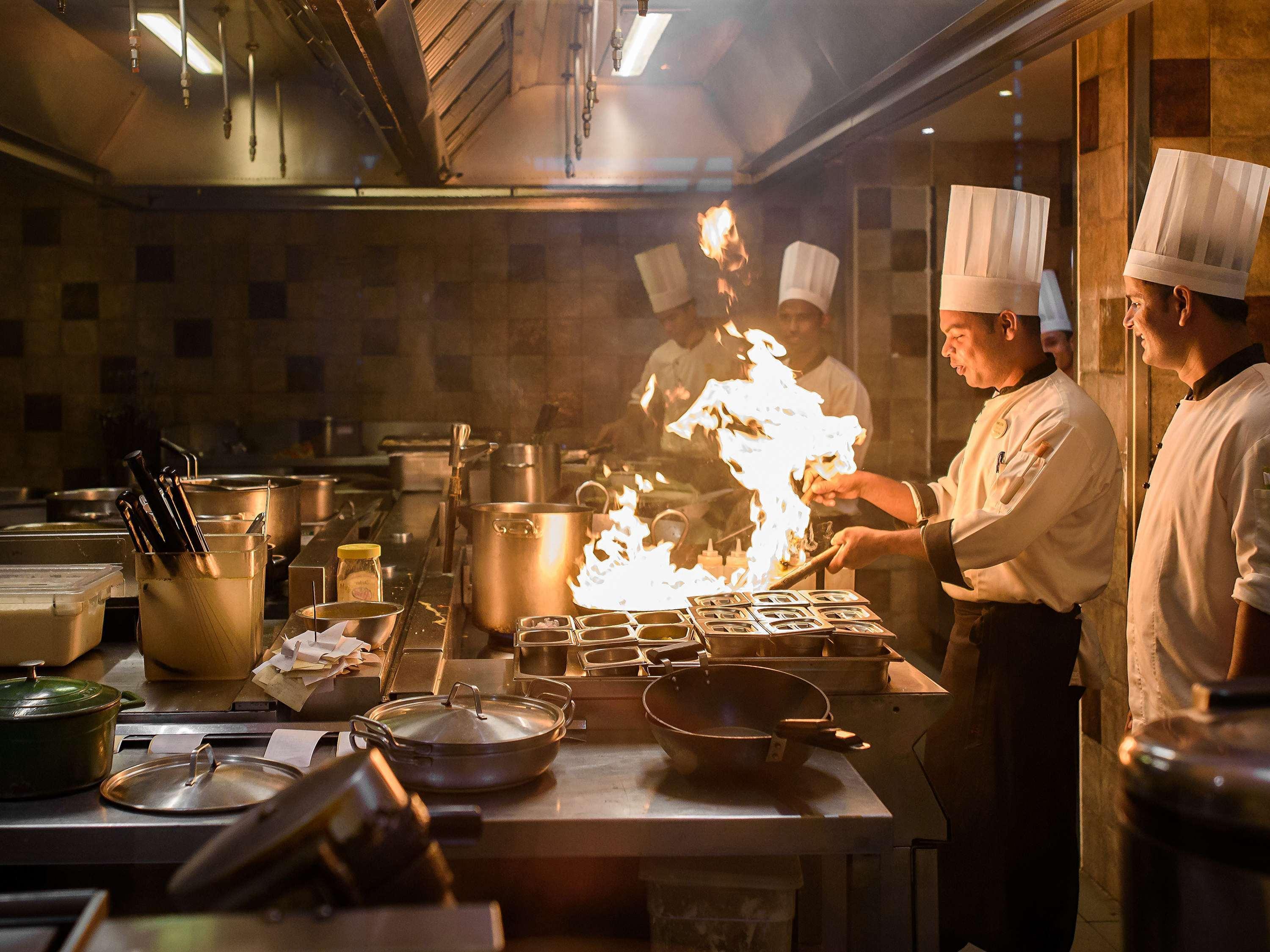 Novotel Goa Resort & Spa Candolim Extérieur photo A kitchen in action