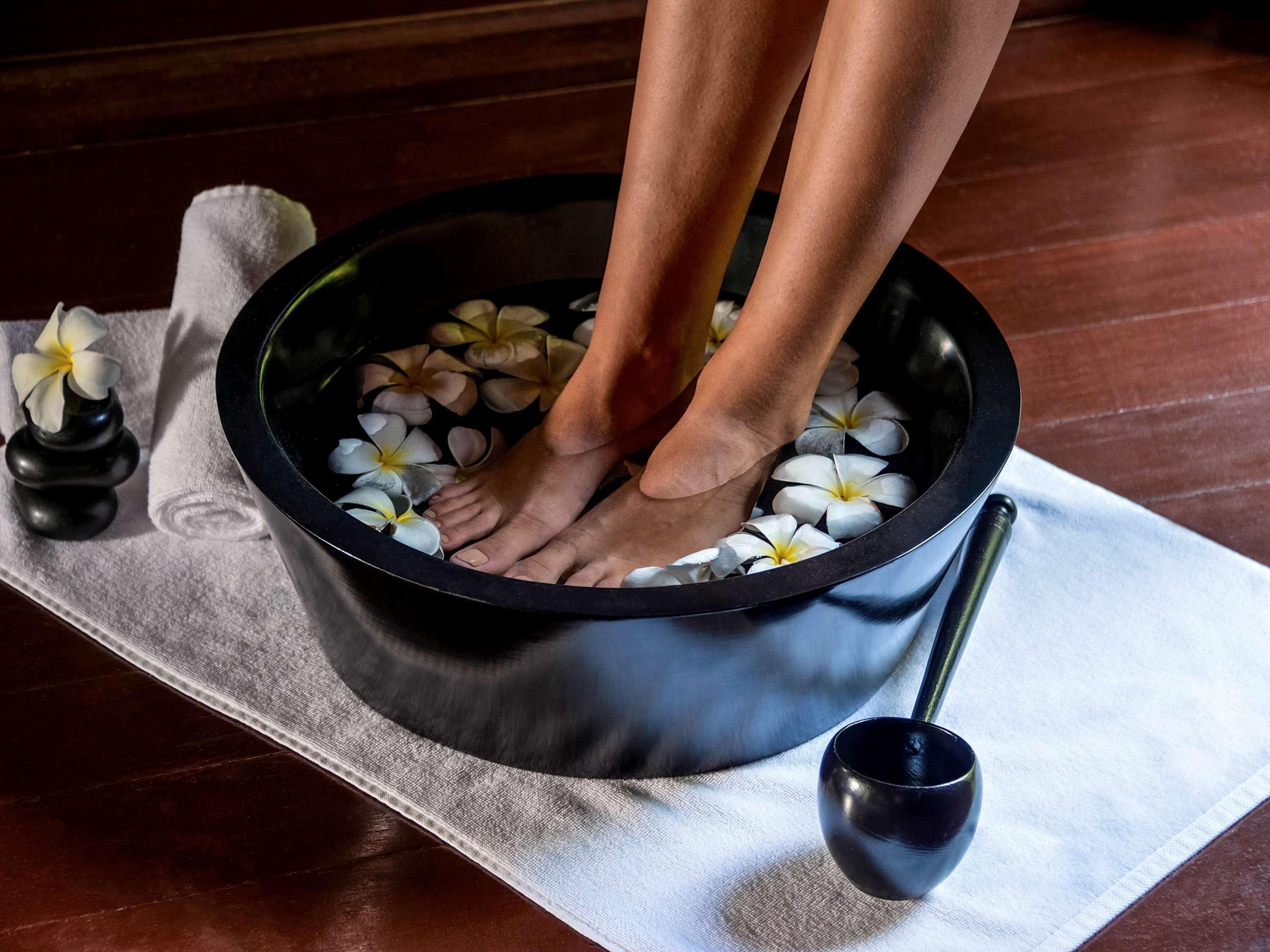 Novotel Goa Resort & Spa Candolim Extérieur photo A foot bath